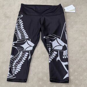 Nominou cropped leggings NWT (indigenous design)